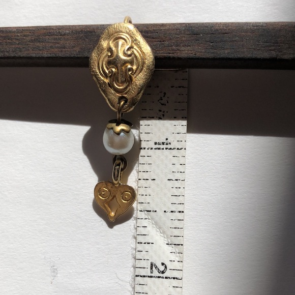 Gold tone embossed earrings with a pearl & heart drop - lever back closure - Picture 8 of 9